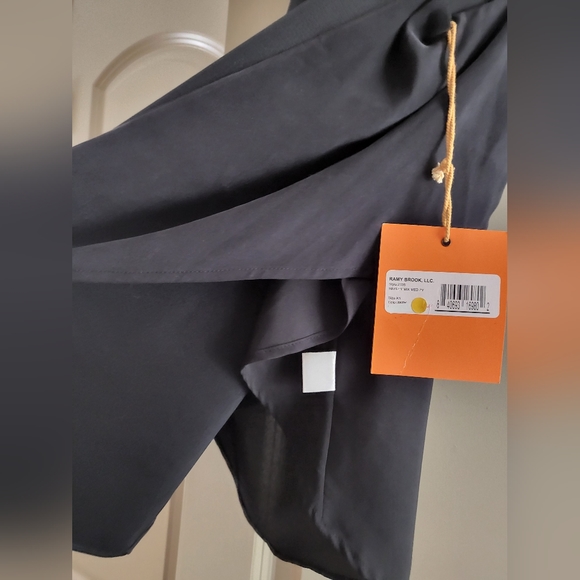 LRAMY BROOK New w/ Tags  textured sleeveless top - Picture 6 of 8